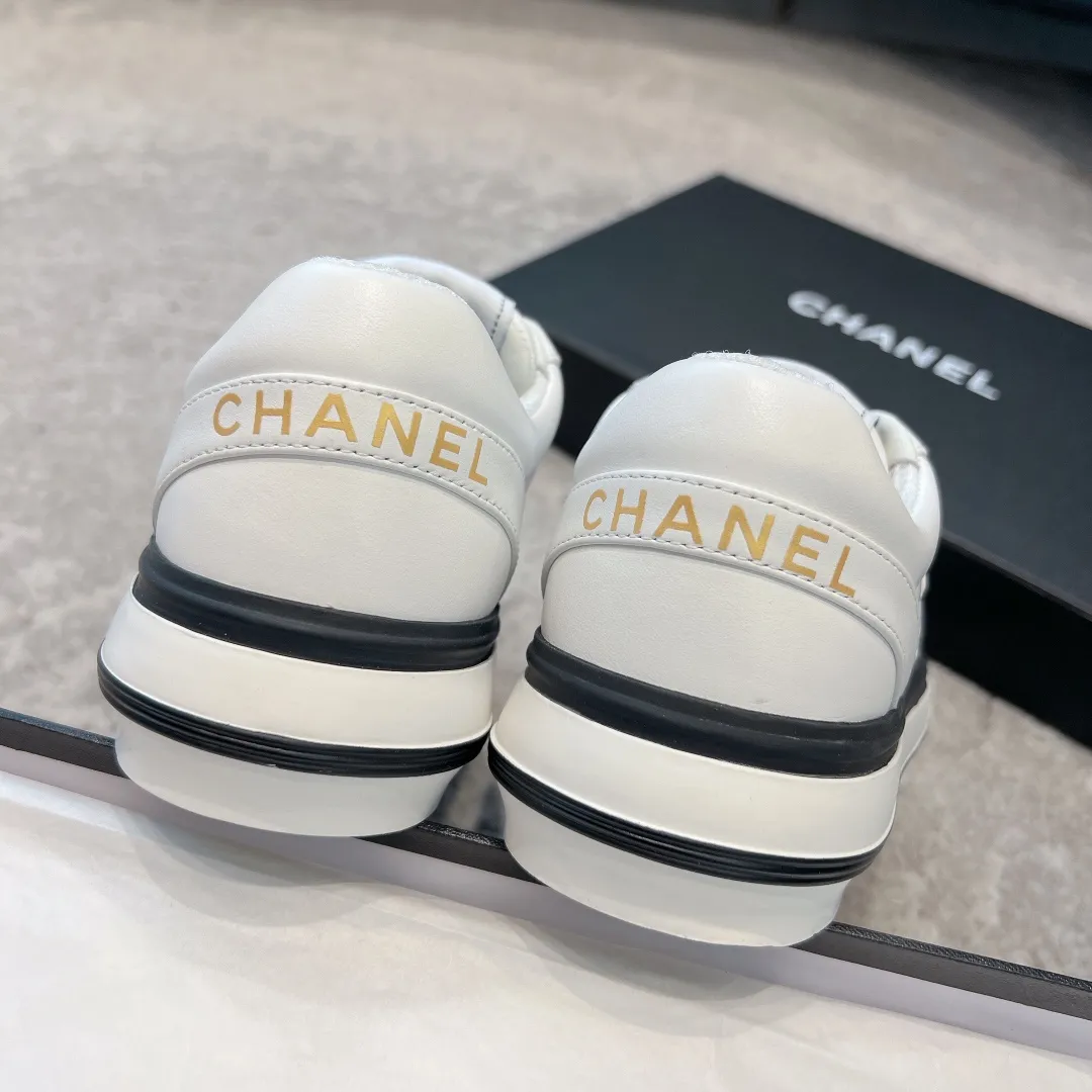 👟👟Ex-factory price 520👟👟 Chanel 23b new panda shoes C's new casual white shoes sneakers There is a reason why these shoes are so popular 🔥 They are so comfortable. They are a shoe that coexists with comfort, beauty and versatility. You can easily walk ten thousand or twenty thousand steps without any pressure. The original development last shape is delicate and stylish, and you are not afraid of wide feet. It will not make your feet fat, and it looks good and comfortable on your feet! It feels very light on the feet! Comfortable and breathable! Super whitening‼ ️It’s really a perfect match. Upper: first-layer cowhide/➕sheepskin lining. Exclusive 1:1 original customization [different from market currency‼ ️】The foot pads are made of imported mixed sheepskin, which is breathable and comfortable! ✔ T👟👟Ex-factory price U outsole exclusive original development private model! Differentiating the market rubber outsole‼ ️✔ Size: 35-39 (40 orders cannot be returned or exchanged)
